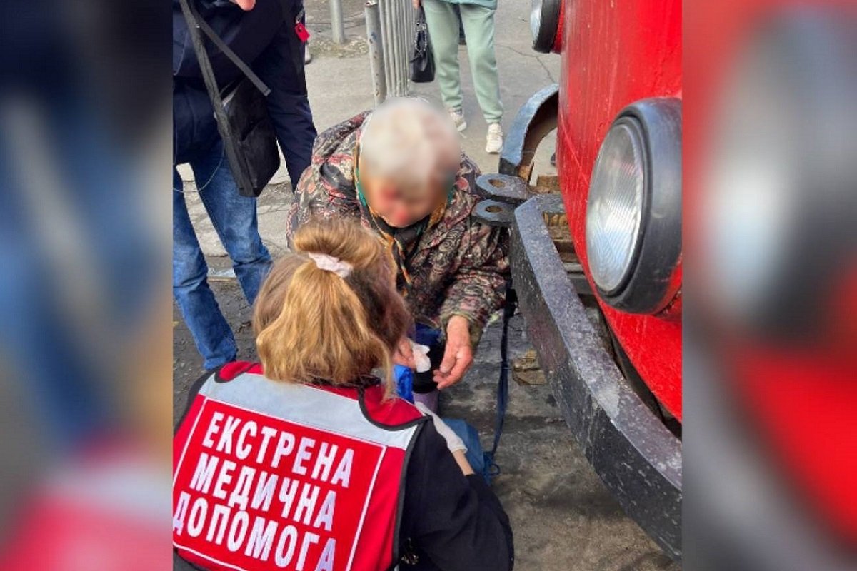 В Днепре на Старомостовой площади 89-летняя женщина попала под трамвай: ее госпитализировали