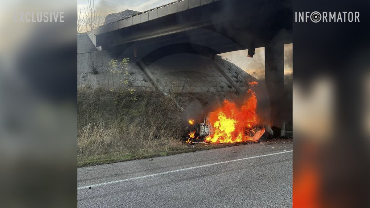 Загинули троє людей: на об’їзній Дніпра Toyota Land Cruiser Prado врізалася в опору моста і загорілася