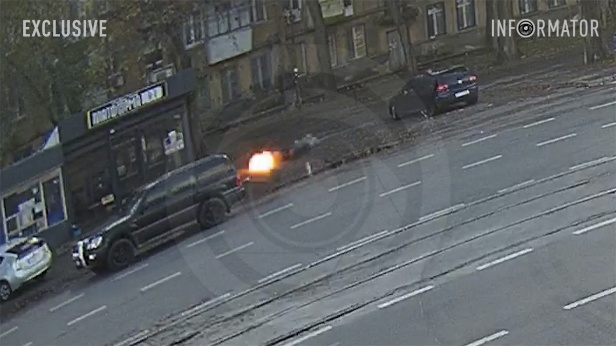 Затримання на Белелюбського у Дніпрі: з'явилось відео, як з Lexus кинули у бік зупинки гранату та втекли