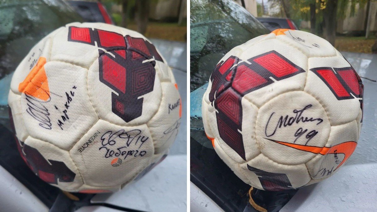 На благотворительный аукцион выставили мяч с автографами бывших футболистов ФК "Днепр"