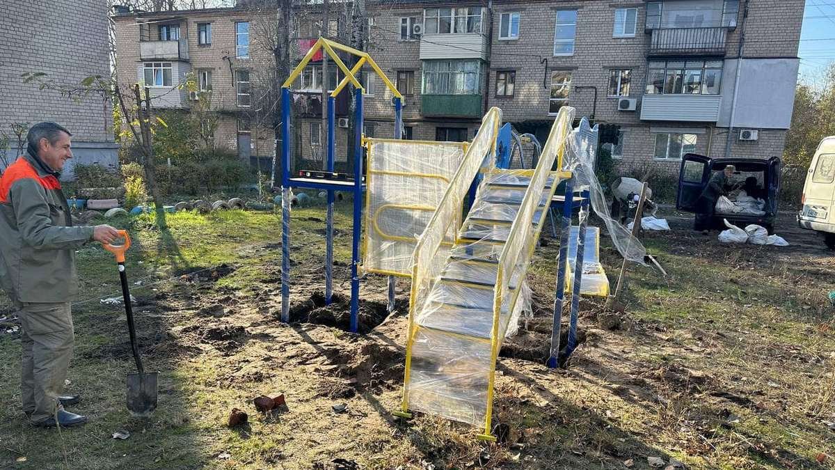 В Приднепровске устанавливают новую детскую площадку
