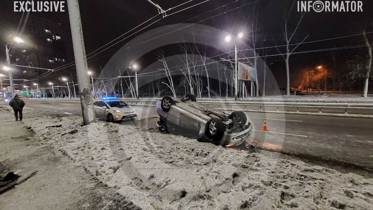 У Дніпрі на Запорізькому шосе Mercedes врізався у стовп та перекинувся на дах: водійку авто шпиталізували