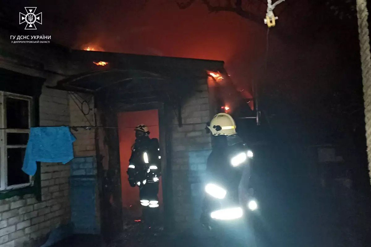 Двое пострадавших: в селе в Днепропетровской области горел дом. Читайте на  UKR.NET