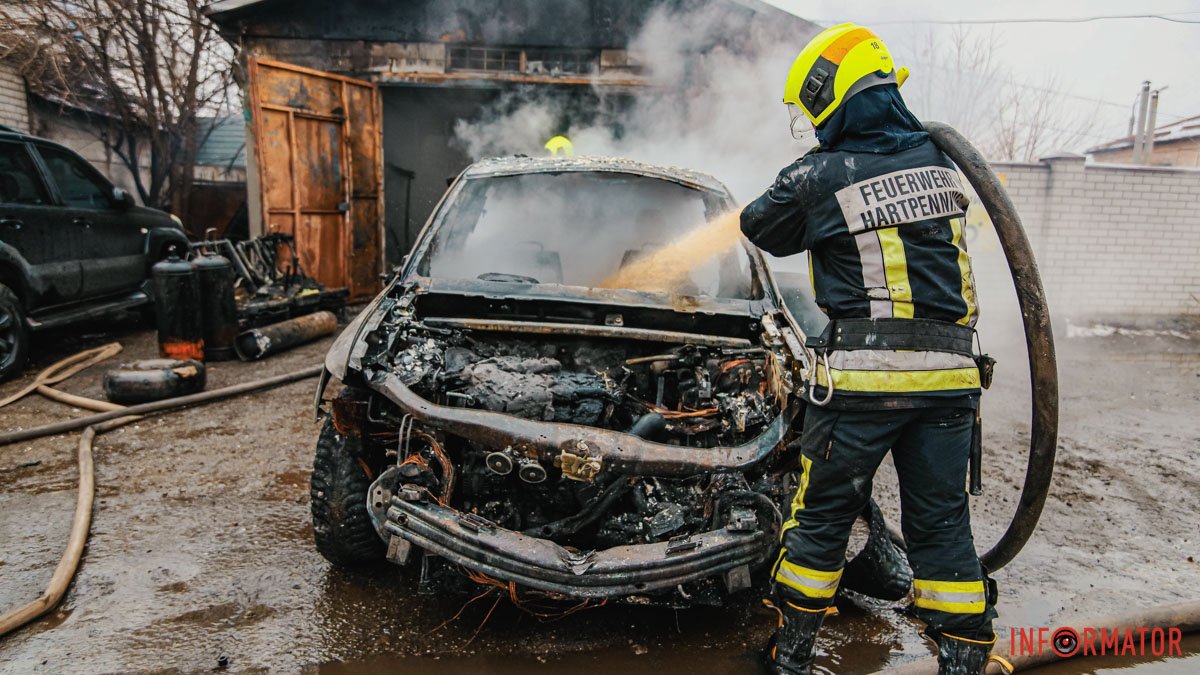 Ремонтировали ГБО: в Днепре на Старочумацкой сгорела СТО с Dodge внутри