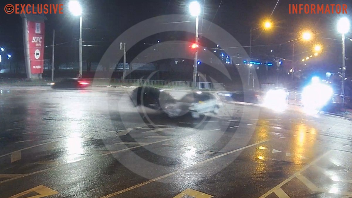 У Дніпрі на Запорізькому шосе лоб в лоб зіштовхнулись Volkswagen та Kia: відео моменту