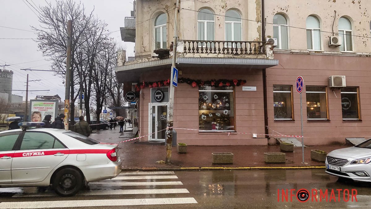 У Дніпрі на Дмитра Яворницького обвалився балкон: частина будівлі впала на тротуар
