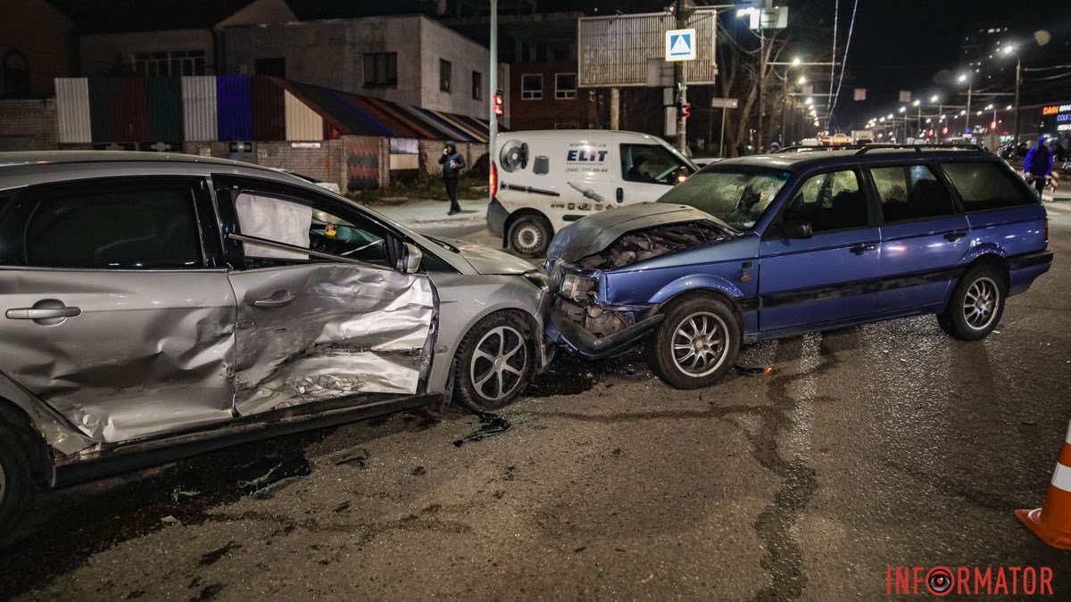 У Дніпрі на Запорізькому шосе зіштовхнулись Ford та Volkswagen: постраждав чоловік