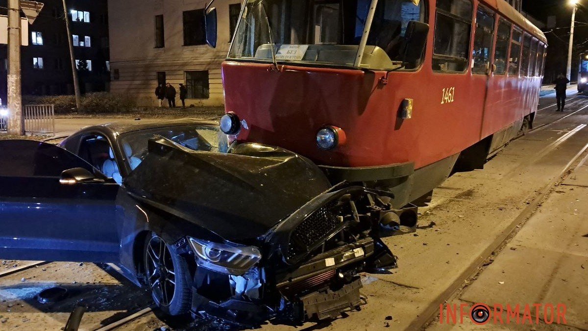 В Днепре на Севастопольской Ford Mustang залетел под трамвай №5: есть пострадавшие