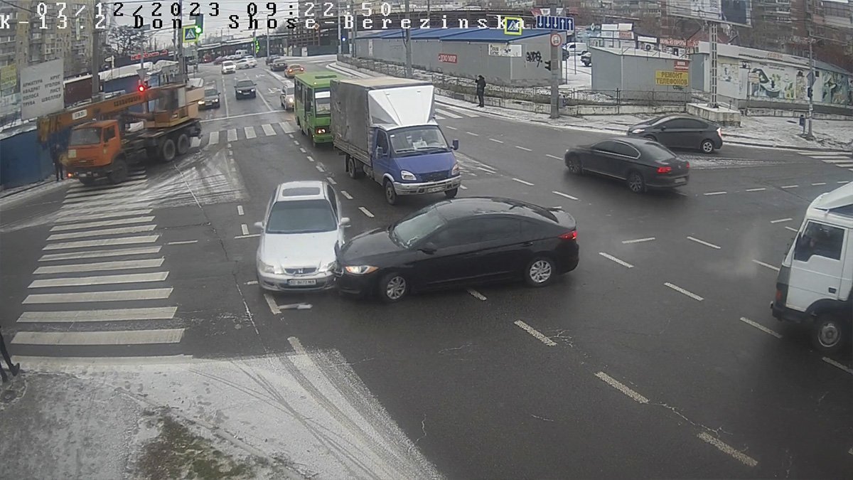 В Днепре на Донецком шоссе столкнулись Honda и Hyundai: видео момента ДТП