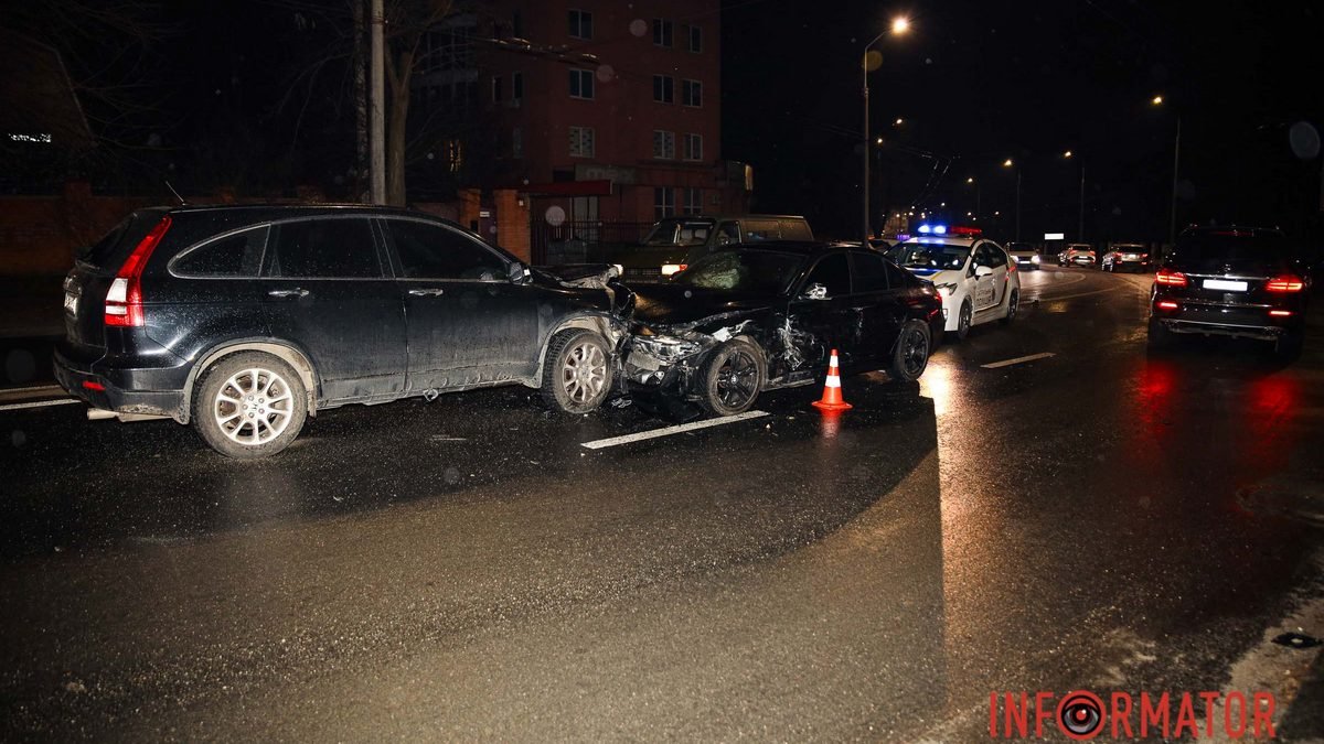 У Дніпрі на проспекті Гагаріна лоб в лоб зіткнулися BMW та Honda: авто зачепив ще й Volkswagen
