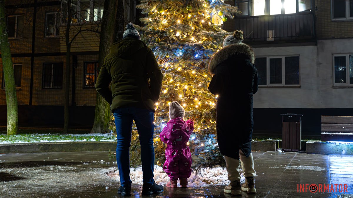 Сяють та радують малечу: як виглядають новорічні ялинки біля "Вавілону" та на проспекті Калнишевського у Дніпрі