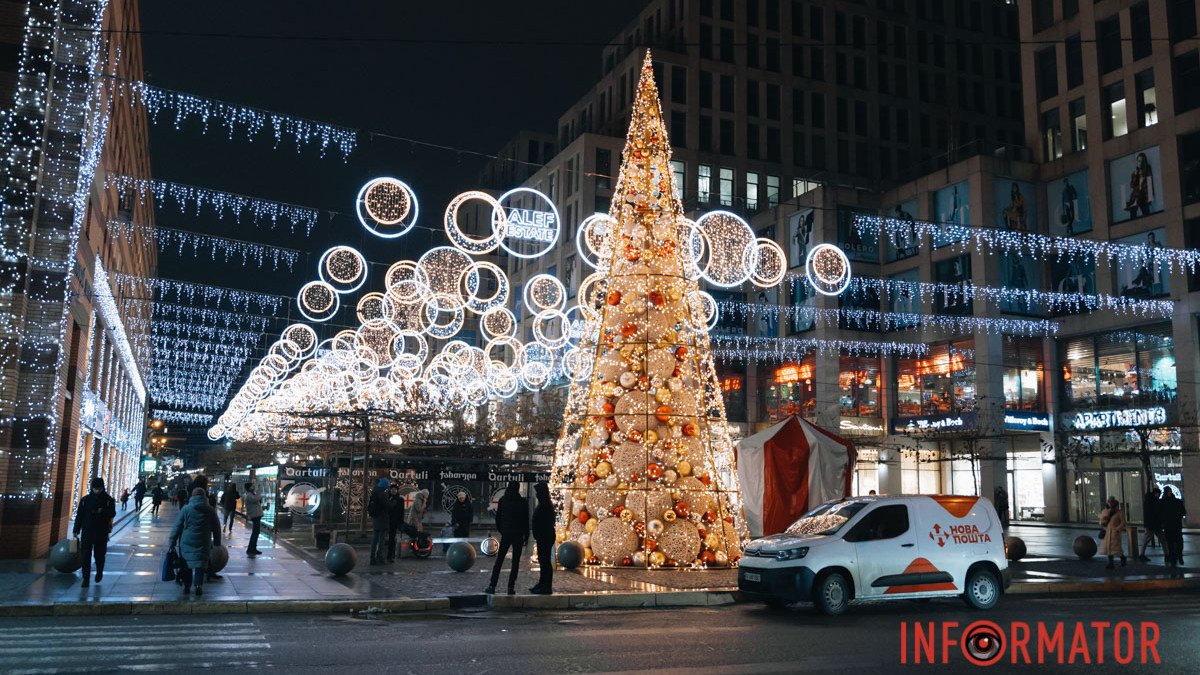 Зимовий настрій — гарантовано: у Дніпрі на Катеринославському бульварі засвітили вогні новорічної ялинки