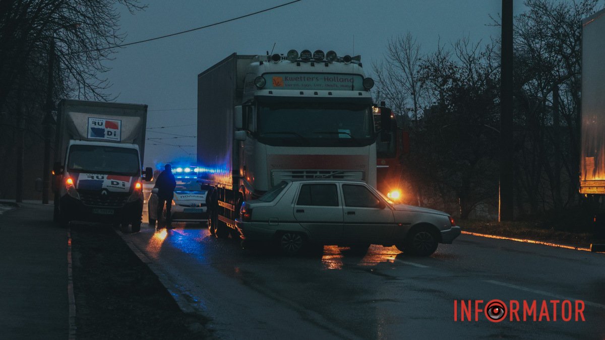 На проспекті Мазепи у Дніпрі вантажівка врізалась у ЗАЗ та протягнула його: утворився затор