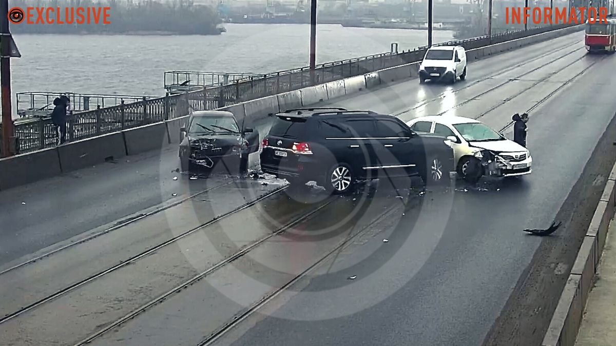 Відео моменту потрійної ДТП: у Дніпрі на Амурському мосту зіткнулися Audi та дві автівки Toyota
