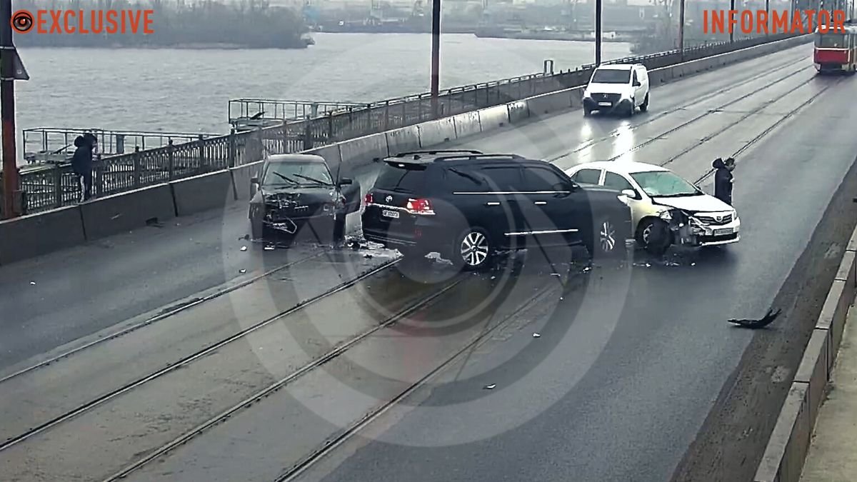 Видео момента тройного ДТП: в Днепре на Амурском мосту столкнулись Audi и  два автомобиля Toyota. Читайте на UKR.NET