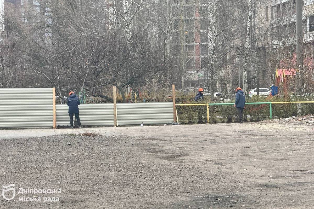 В Днепре начали подготовку к демонтажу двух подъездов дома на Набережной  Победы, 118, куда россияне ударили ракетой. Читайте на UKR.NET