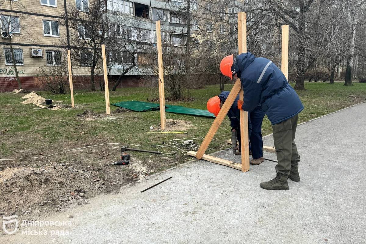 В Днепре начали подготовку к демонтажу двух подъездов дома на Набережной  Победы, 118, куда россияне ударили ракетой. Читайте на UKR.NET