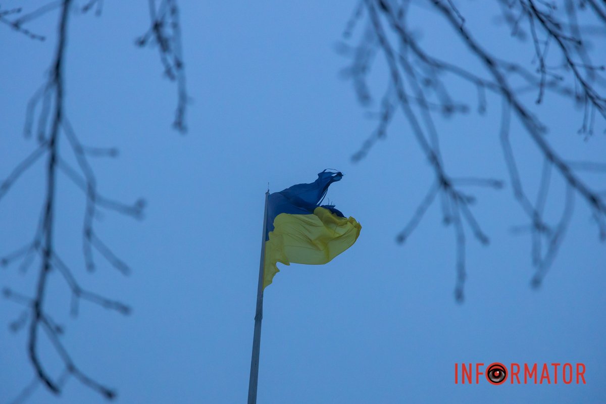 Разорванный почти пополам: в Днепре непогода повредила флаг на самом ...