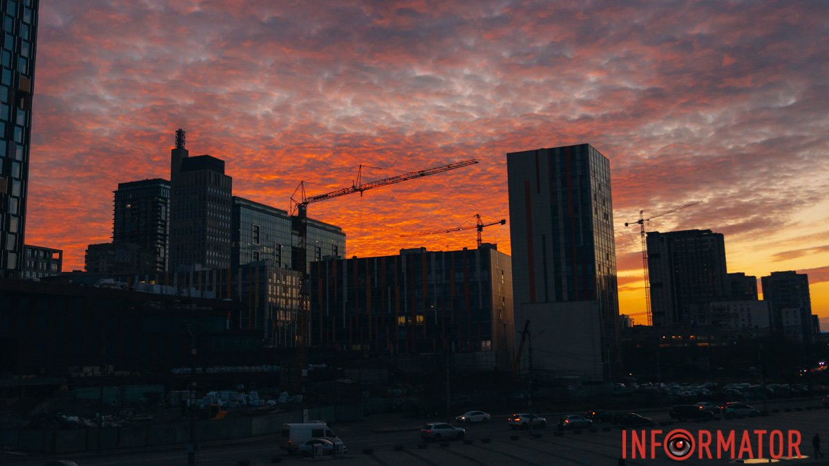 Полум'яні барви неба: як виглядає Дніпро під час заходу сонця