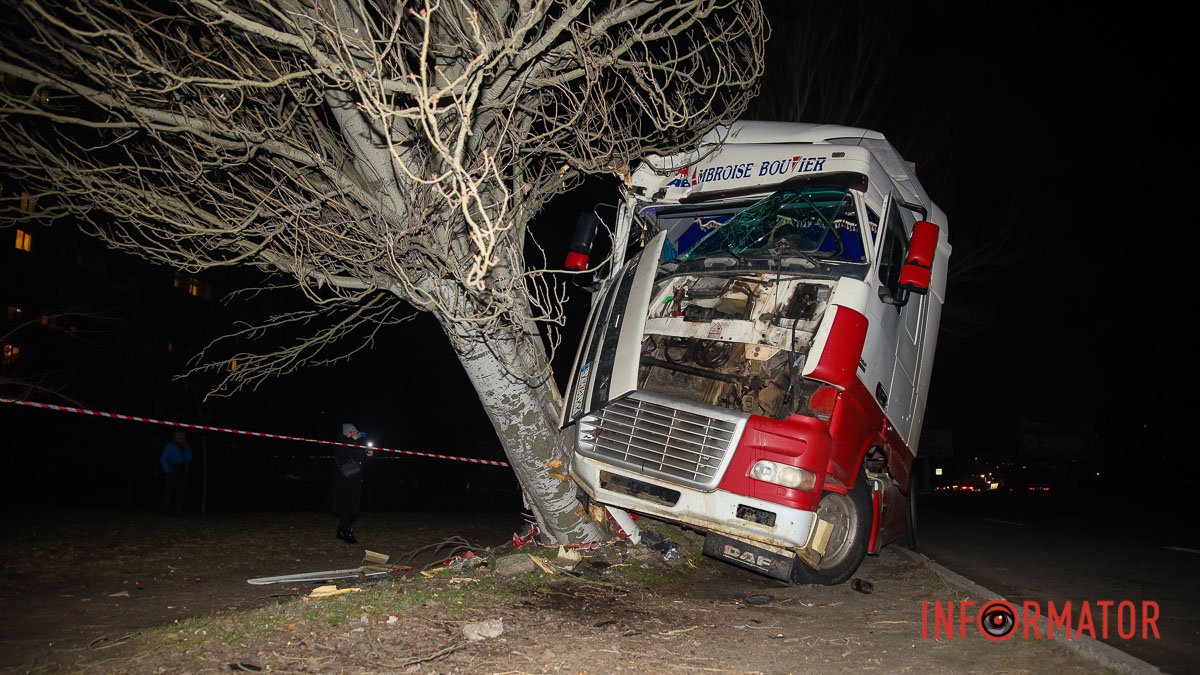 У Дніпрі на Донецькому шосе фура DAF влетіла в дерево