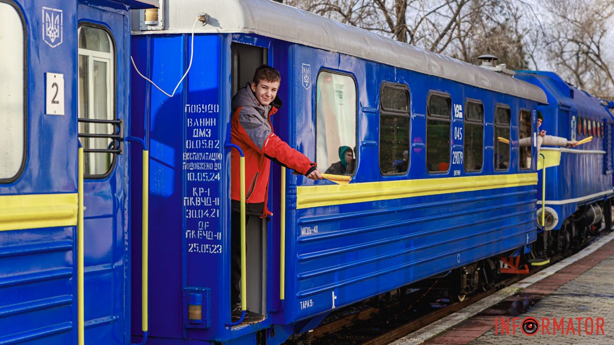Зимний сезон начался: в Днепре в парке Глобы заработала детская железная дорога