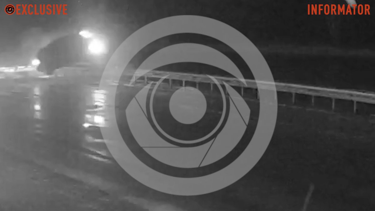 Відео моменту: у Дніпрі на Сонячній Набережній Mazda перелетіла через відбійник та перекинулась
