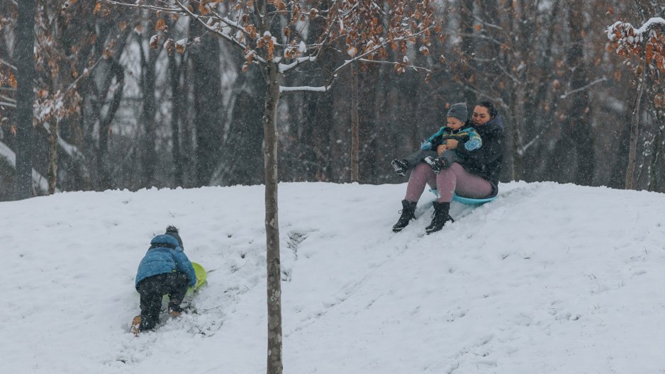 Атмосфера сказки: на Рождество улицы Днепра укрыло снежное одеяло