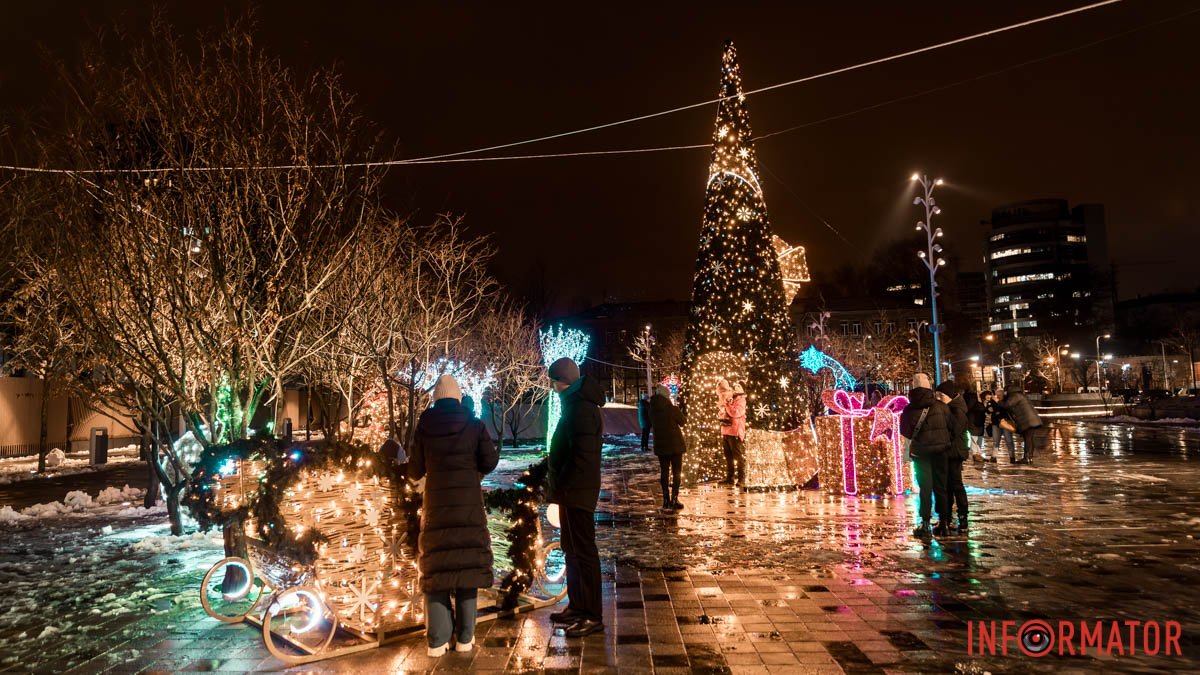 Снігові янголи та ялинка: як у Дніпрі прикрасили Успенську площу до новорічних свят