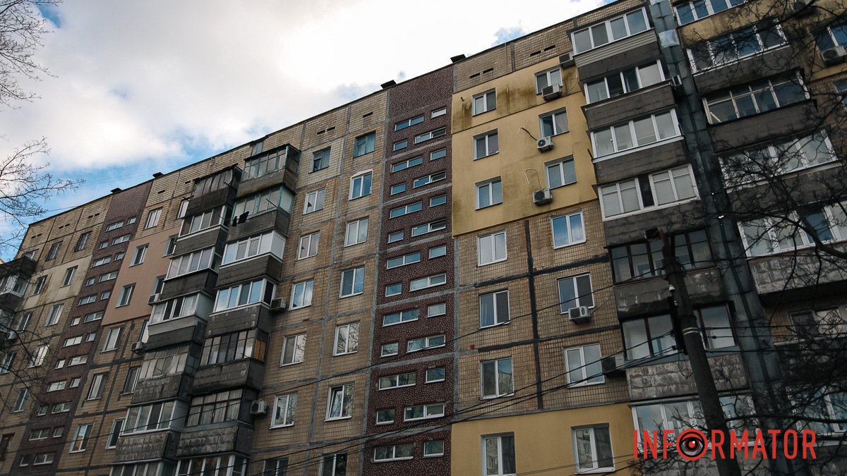 В Днепре на Тополе-2 женщина выпала из окна 6 этажа