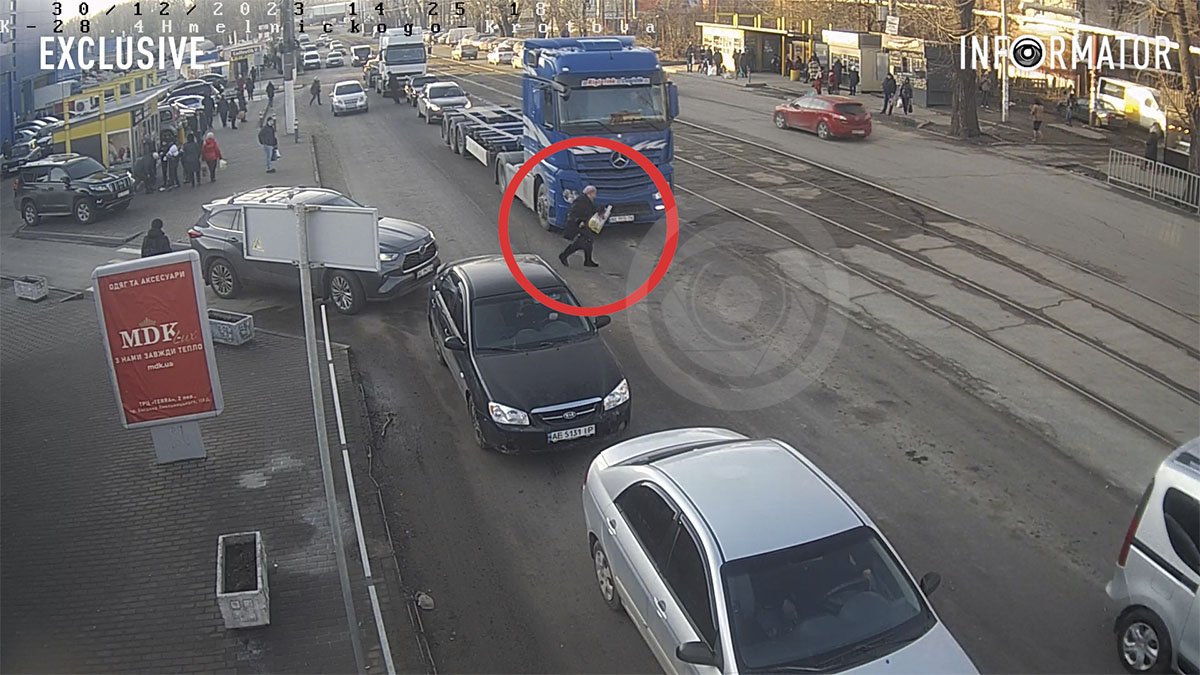 В Днепре на Хмельницком возле "Терры" женщина попала под колесо фуры Mercedes: ей оторвало обе ноги, видео момента
