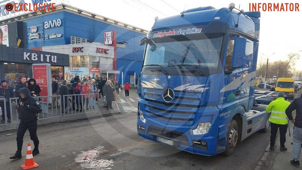 У Дніпрі на Бориса Кротова 73-річна жінка потрапила під колеса вантажівки Mercedes: коментар поліції