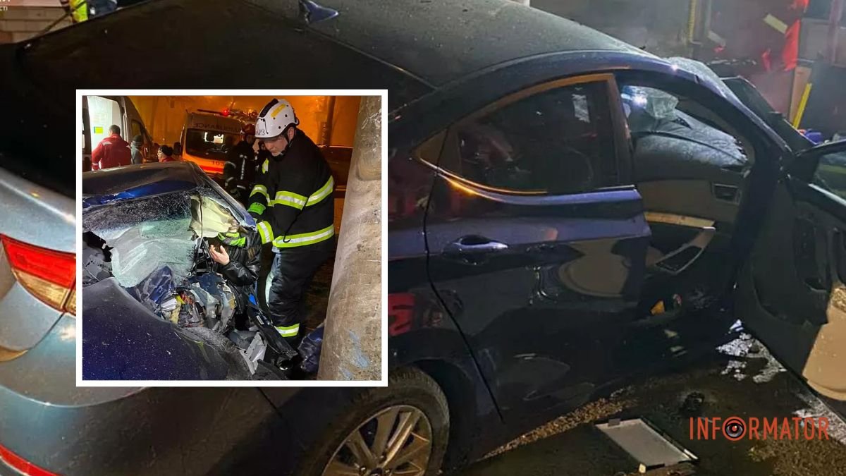 У Дніпрі на Богдана Хмельницького Hyundai врізався у бетонний стовп: водійку шпиталізували