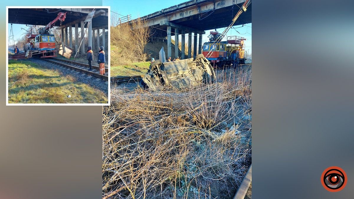 Воспламенение газопровода: в Днепропетровской области автомобиль вылетел с моста на железнодорожный путь