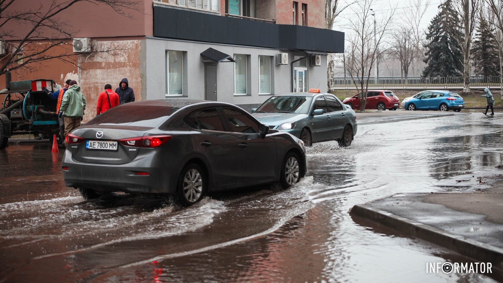 Образовалось «озеро»: в Днепре улицу Савкина заливает вода из канализации