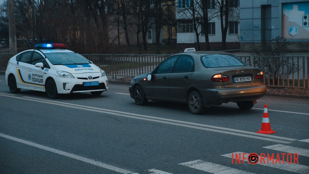 У Дніпрі на Марії Лисиченко біля OKKO Daewoo служби таксі збив жінку на пішохідному переході