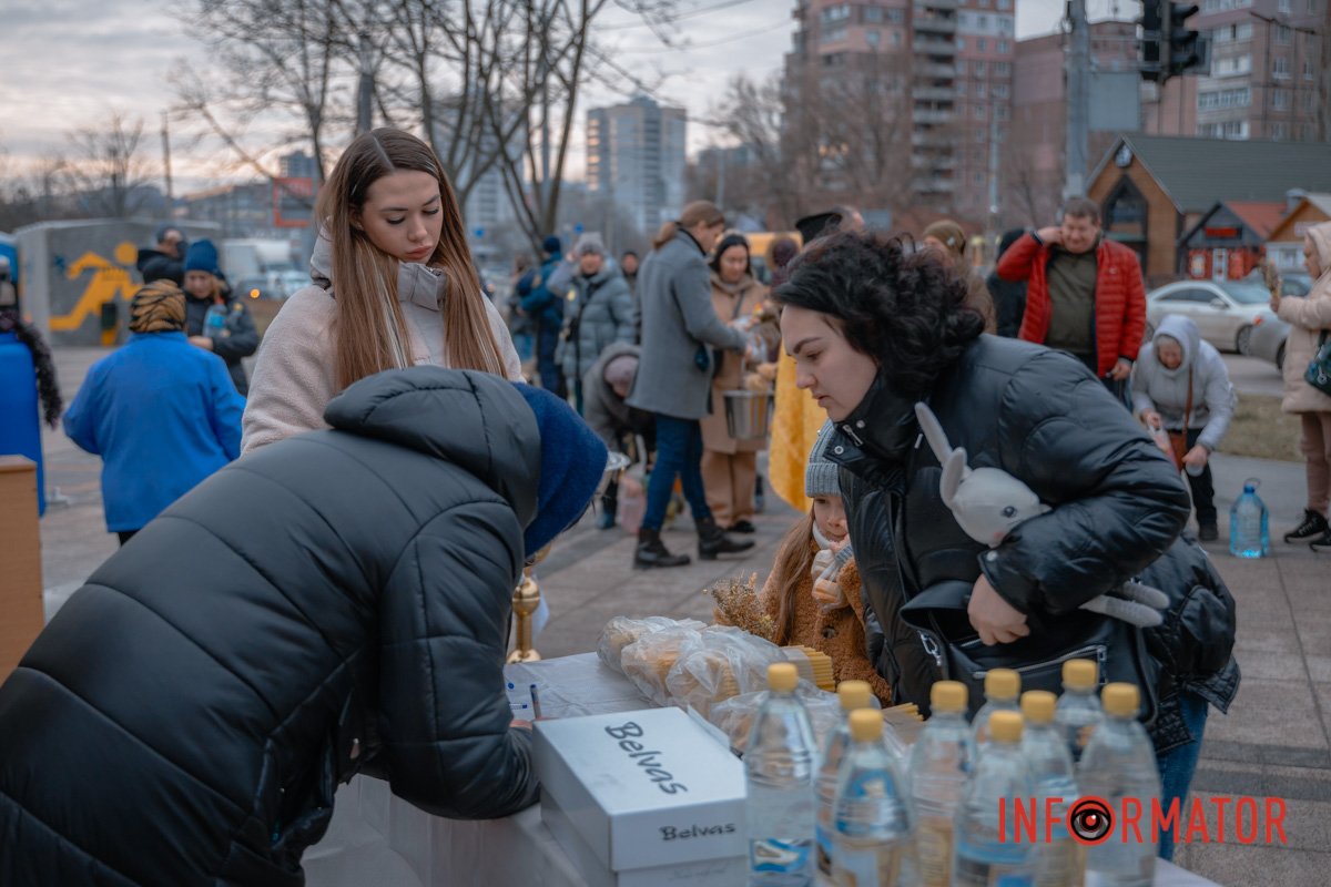 З собою вони взяли місткості з водою та виставили їх на підлогу