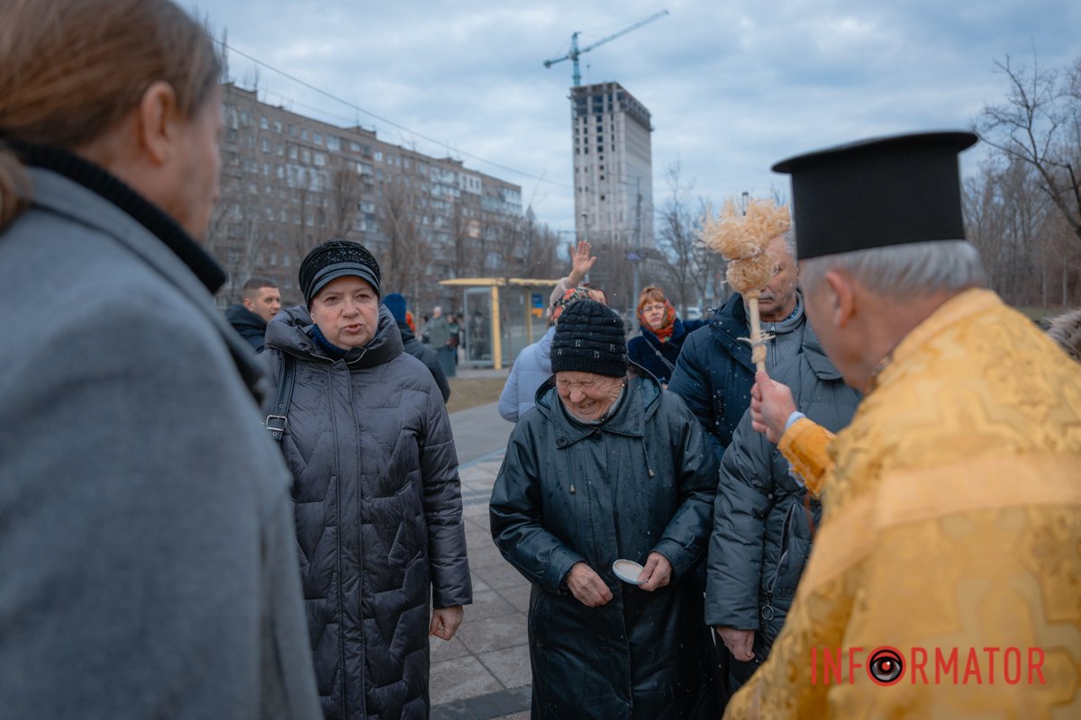 Освящение воды и уникальный крест: в Днепре впервые по новому календарю  отпраздновали Крещение. Читайте на UKR.NET