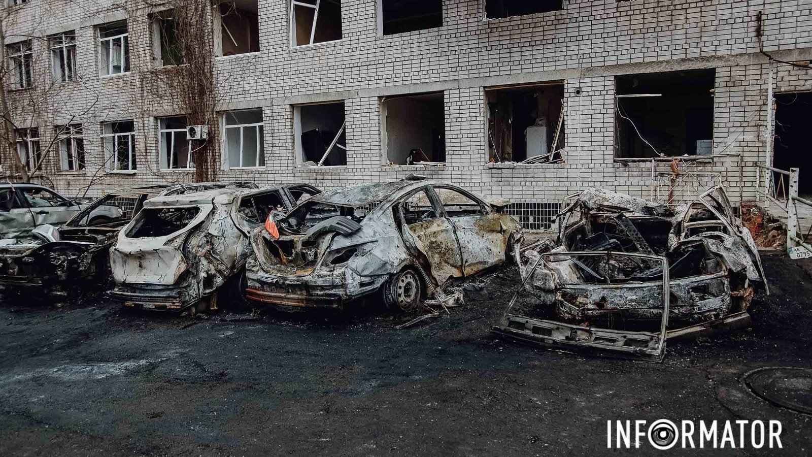 Потрощені вікна, вибиті двері та згорілі авто: як виглядає місце “прильоту” російського дрона у Дніпрі