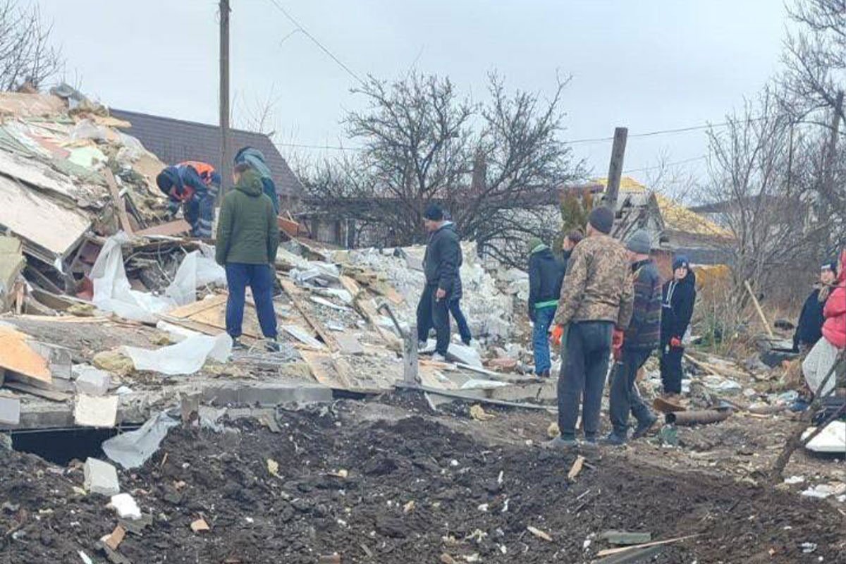 Чудом осталась жива: обломок сбитой ракеты разрушил дом зооволонтерки в  пригороде Днепра. Читайте на UKR.NET