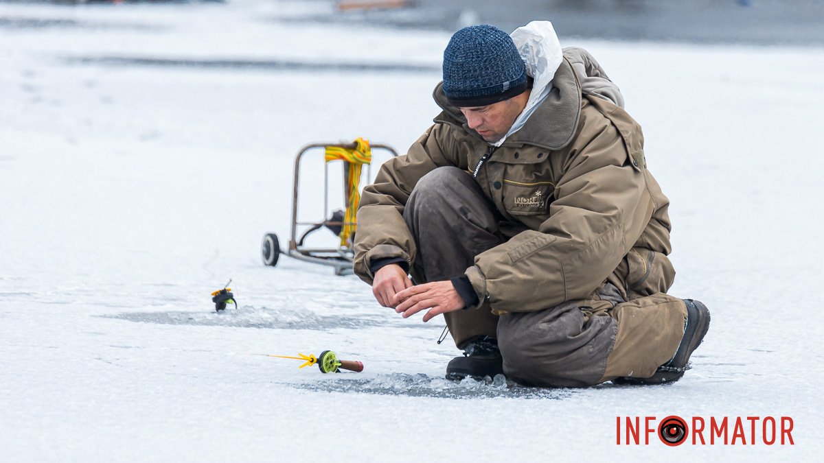 Рискуя собственной жизнью: в Днепре рыбаки вышли на тонкий лед