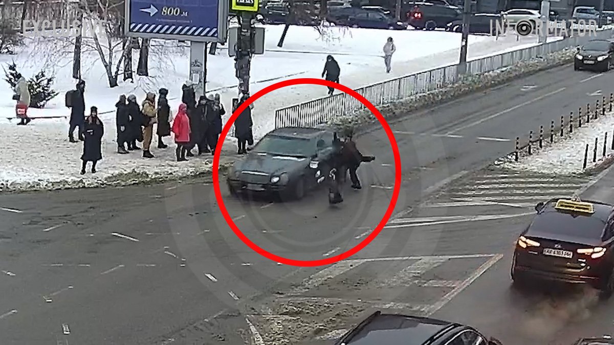 Навіть не зупинився: у Дніпрі біля «Нового центру» Mercedes збив чоловіка та потрапив на відео