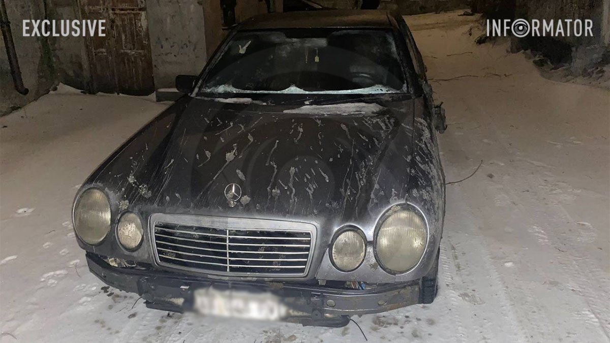 Пошкоджену автівку знайшли у 7 кілометрах: біля «Нового центру» водій Mercedes збив чоловіка та втік з місця