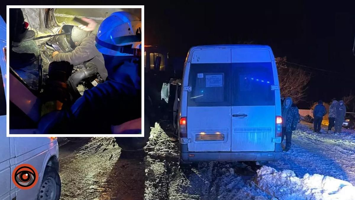 В Днепре на Доблестной микроавтобус Mercedes врезался в грузовик: водителя зажало в салоне