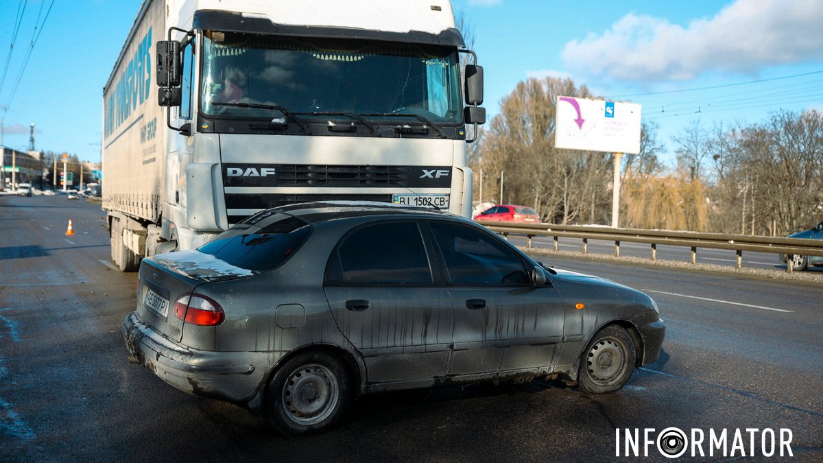 В Днепре на Запорожском шоссе фура подмяла Daewoo Lanos. Читайте на UKR.NET