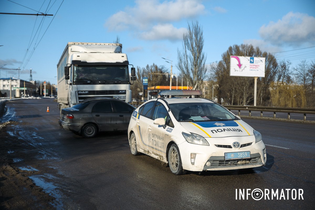 В Днепре на Запорожском шоссе фура подмяла Daewoo Lanos. Читайте на UKR.NET