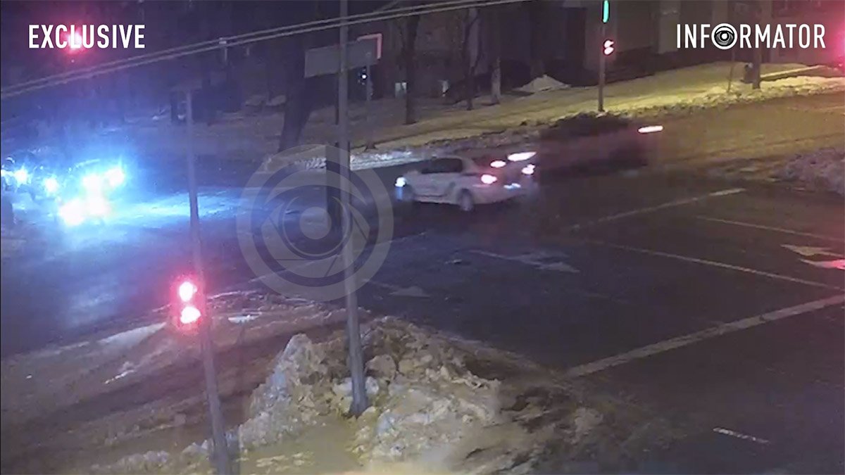 В Днепре на Поля полицейская машина проехала на красный и столкнулась с Hyundai службы такси Uklon: видео момента