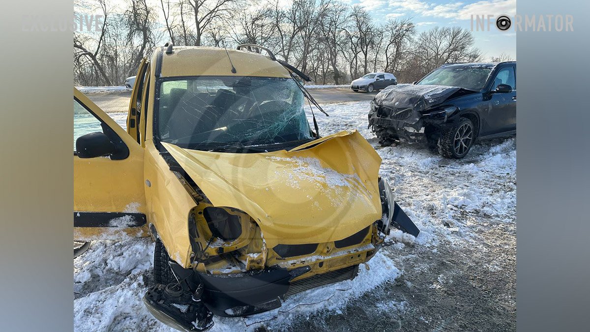 На виїзді з Дніпра біля АЗС WOG зіткнулись BMW та Renault: чоловік помер у “швидкій”