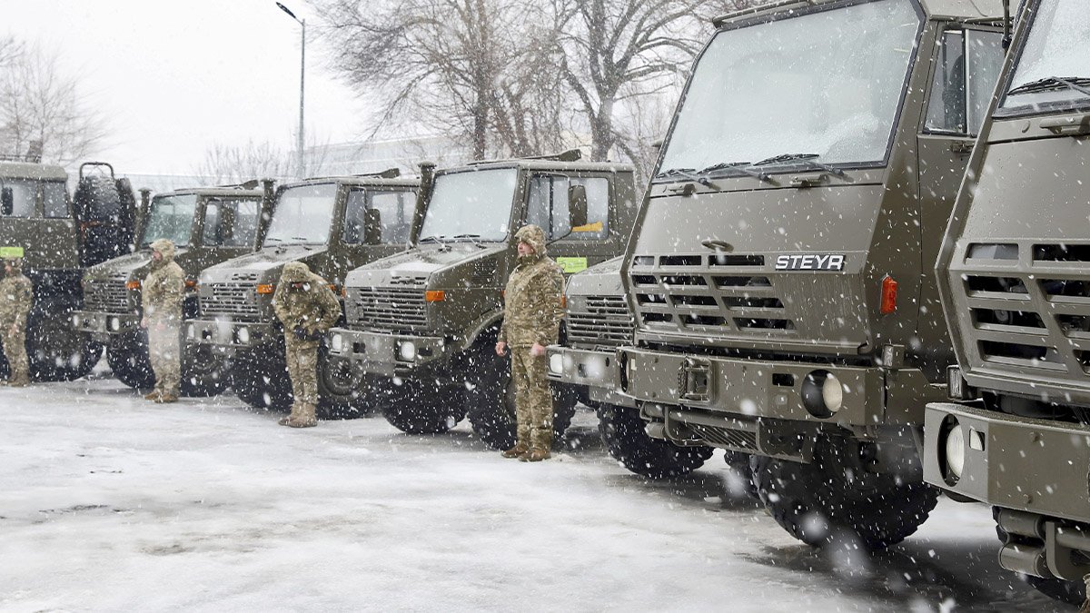 Майже пів сотні дронів та вантажівки Mercedes Unimog: Дніпро доправив Силам оборони чергову партію техніки