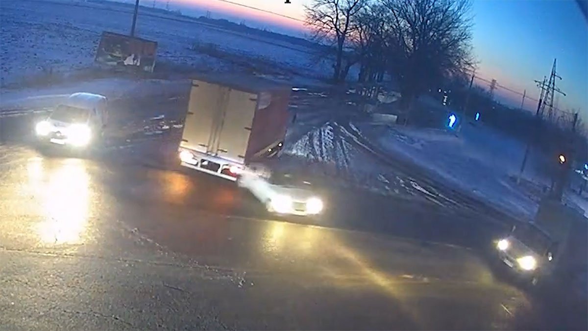 Видео момента: в Днепре на скользкой дороге занесло ВАЗ и он влетел в грузовик