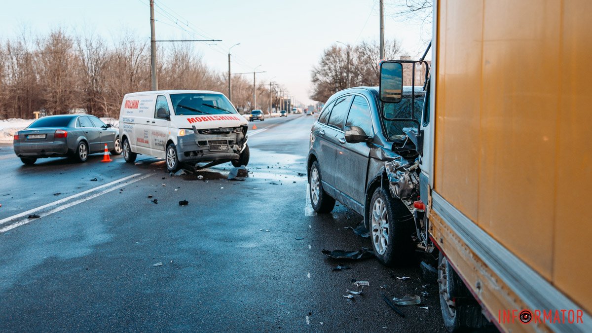 В Днепре на Березинской напротив Sense Bank Honda столкнулась с Volkswagen и врезалась в грузовик: пострадали три человека